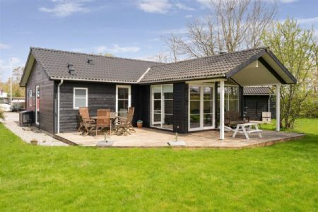  8-person holidayhome close to childfriendly beach