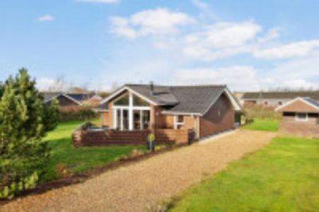 SKAVEN. STRAND           NEWLY RENOVATED, FOR RENT FROM 01.10.26. 
 Lovely family-friendly cottage on large, undisturbed grounds. Plenty of room for 7 people. There is something for both children and adults. On the lovely grounds there is a wild swi