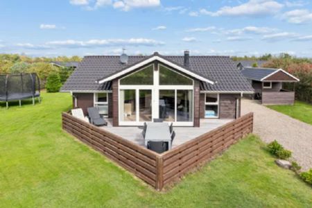 SKAVEN. STRAND           NEWLY RENOVATED, FOR RENT FROM 01.10.26. 
 Lovely family-friendly cottage on large, undisturbed grounds. Plenty of room for 7 people. There is something for both children and adults. On the lovely grounds there is a wild swi